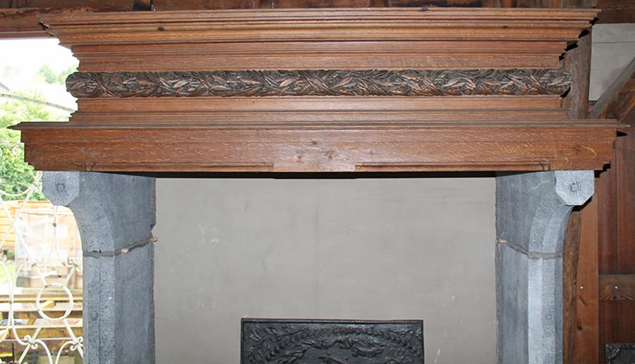 Hardstenen-schouw-met-houten-kap
