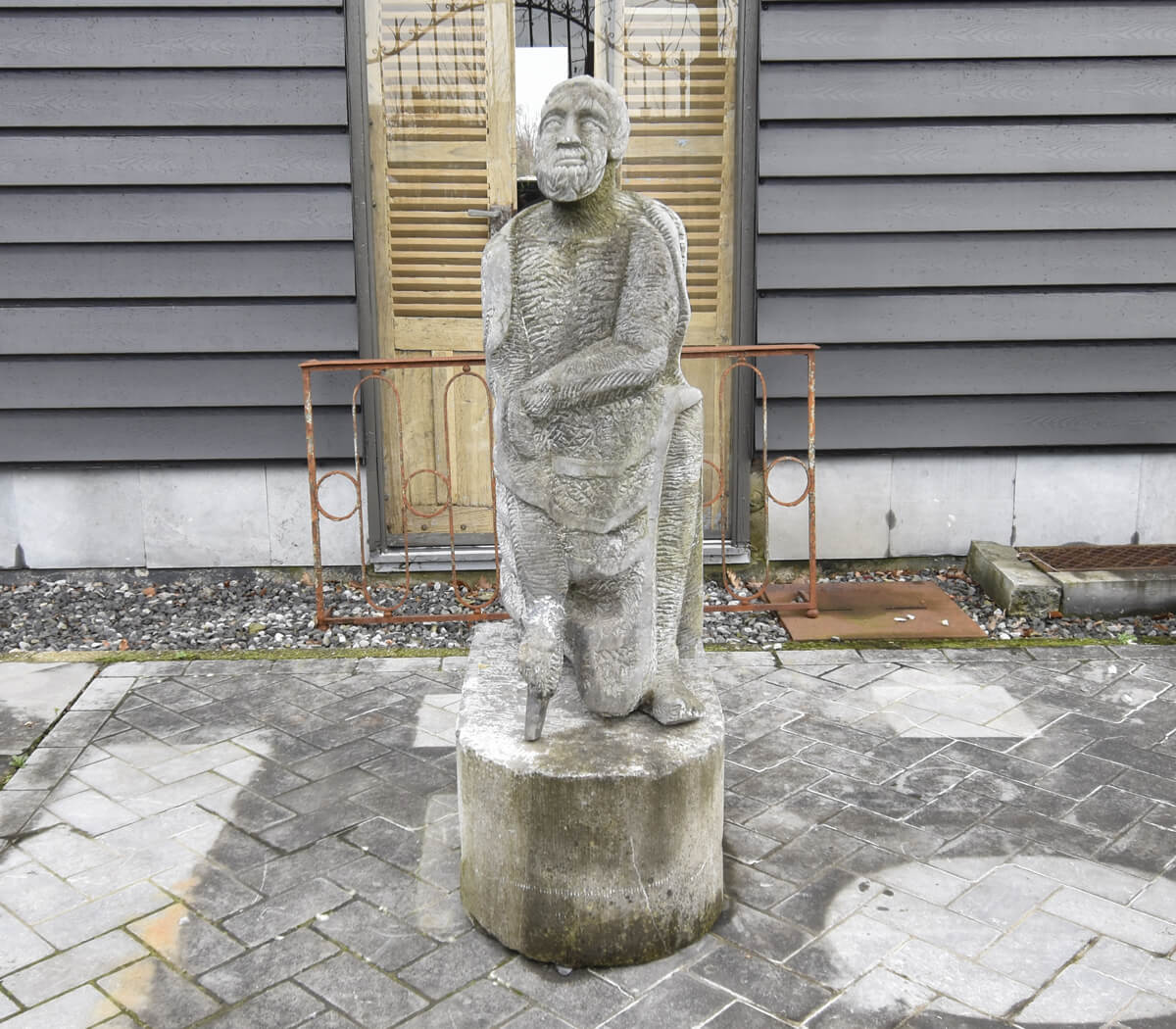 Handgekapt-stenen-beeld