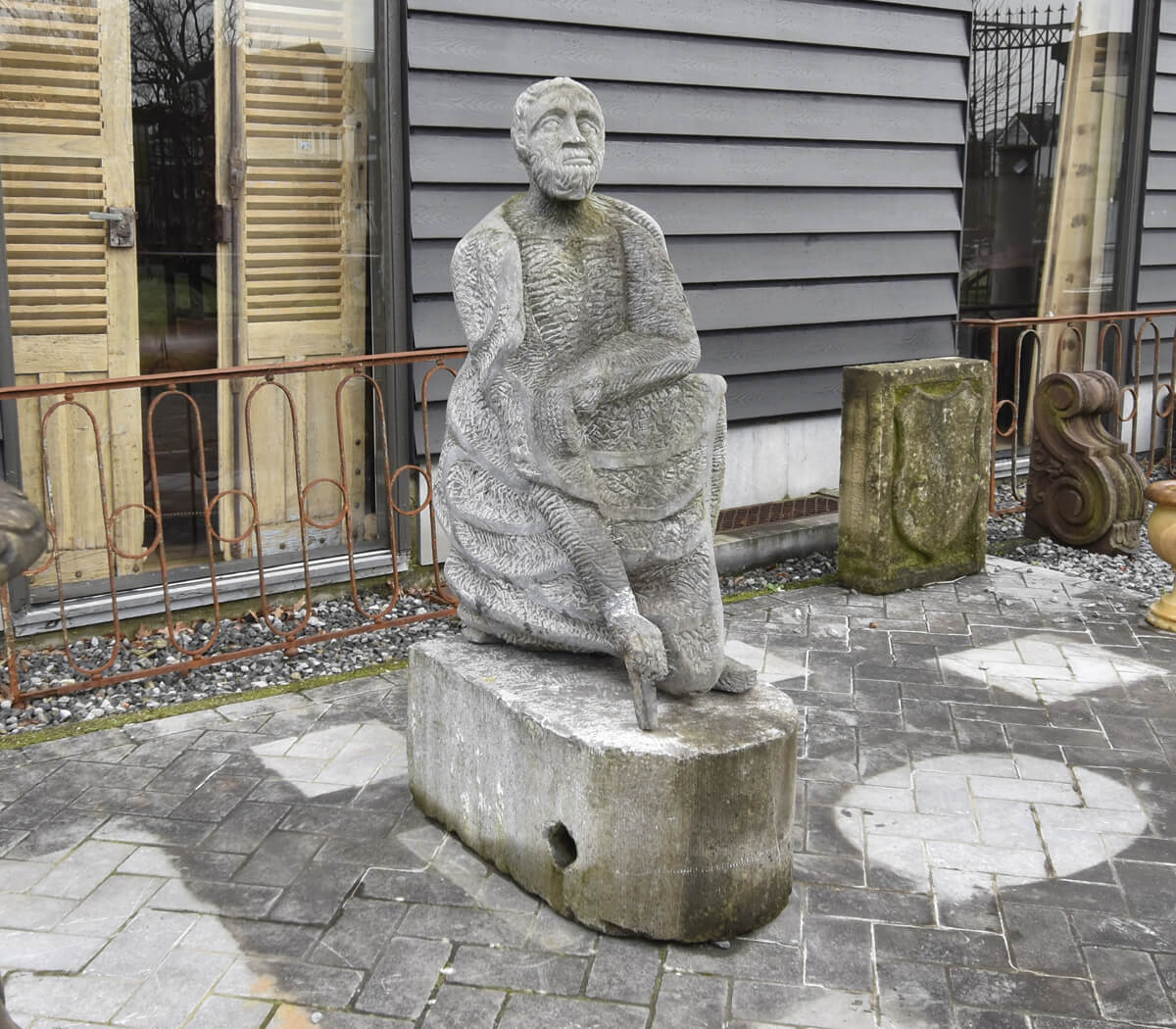 Handgekapt-stenen-beeld