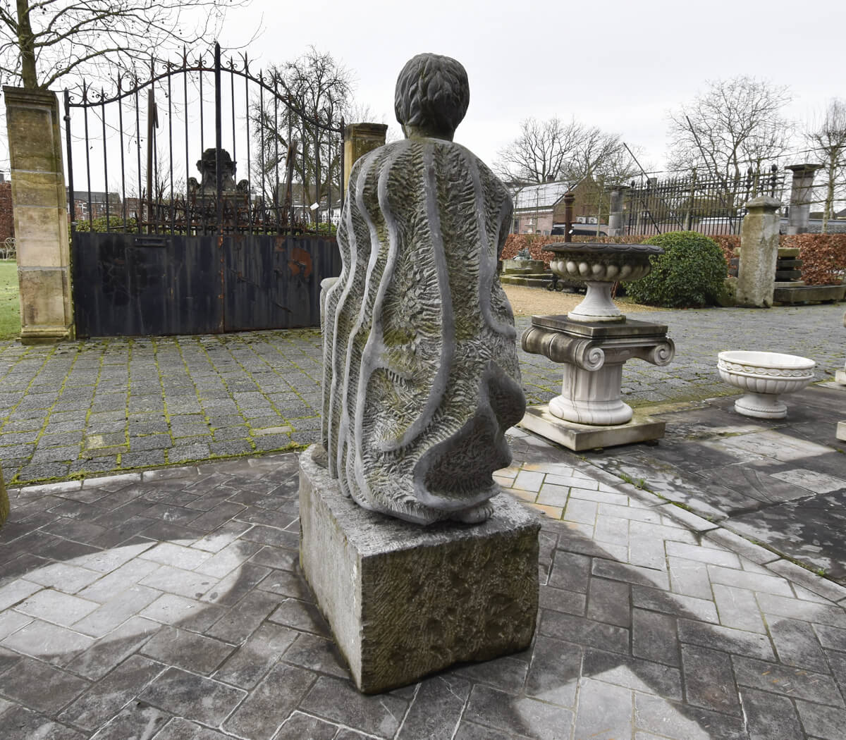 Handgekapt-stenen-beeld